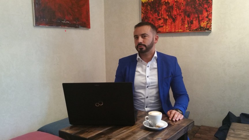 En kopp kaffe på Farbror Nikos café & galleri