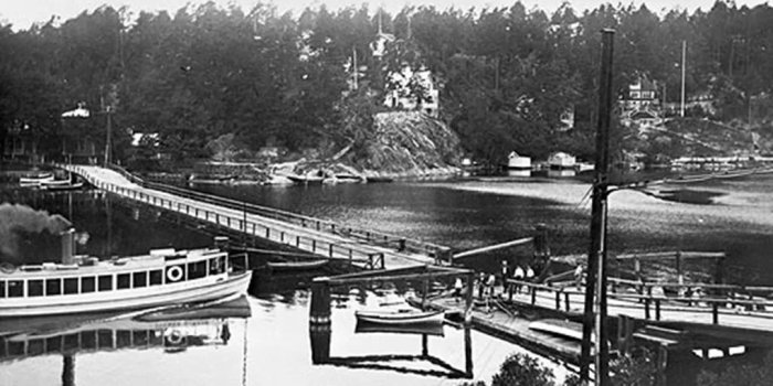 Skuru flottbro 1910 med slupen Ingarö strand